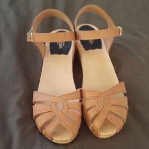 NWOB Swedish Hasbeens Tan Sandals